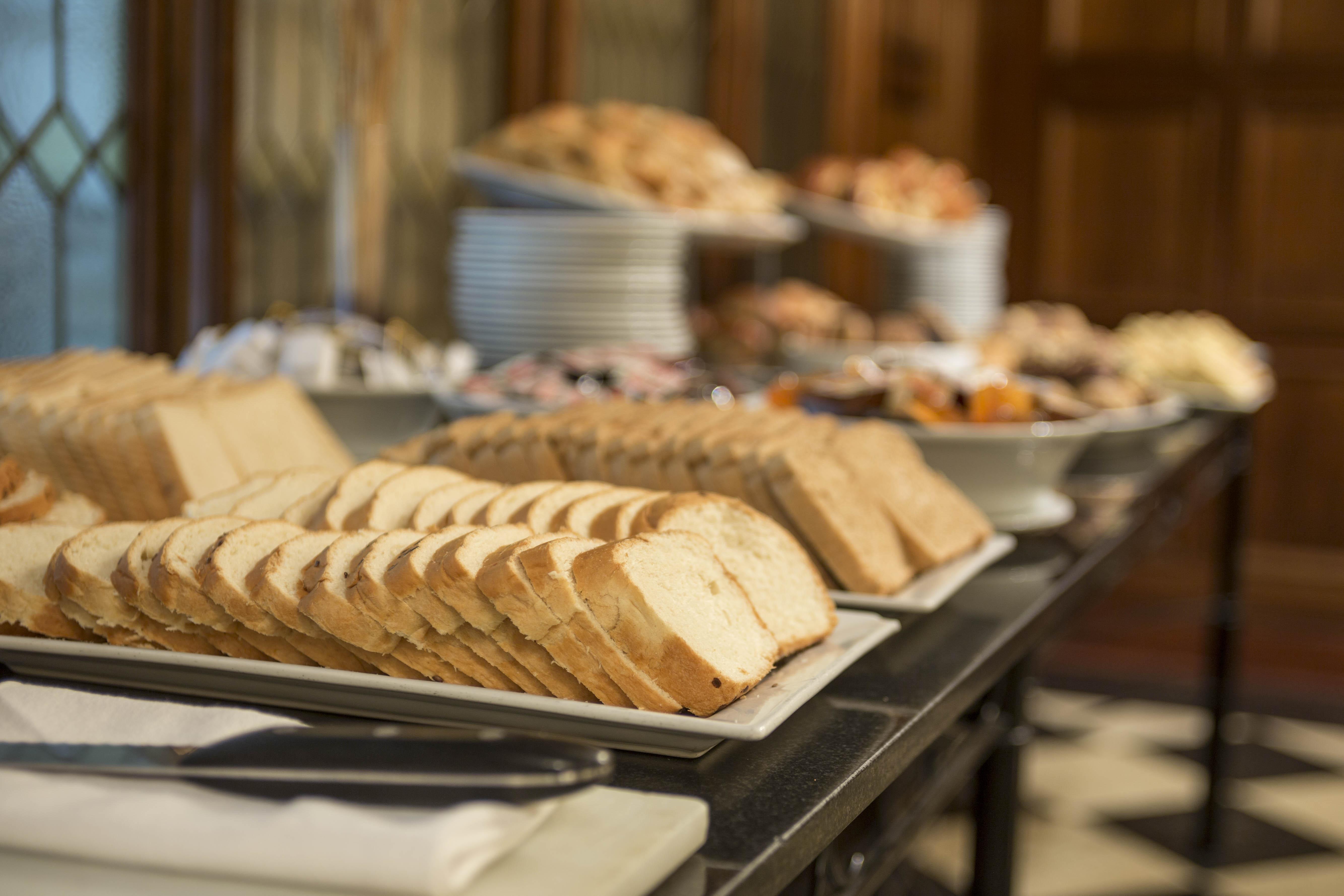 Claridge Hotel Buenos Aires Exterior foto A selection of bread at a buffet