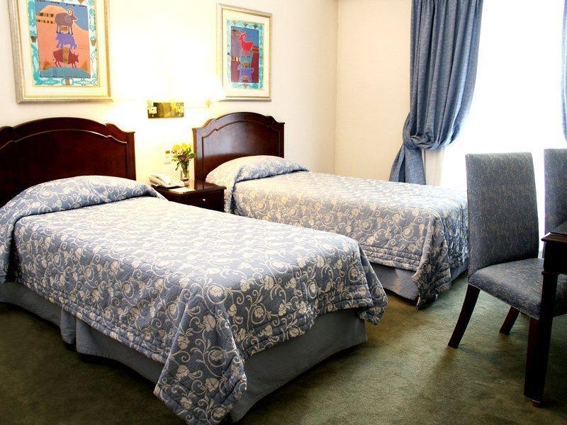 Claridge Hotel Buenos Aires Exterior foto A typical room at the hotel